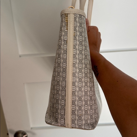 Tory Burch Gemini Link Tote - Picture 8 of 14